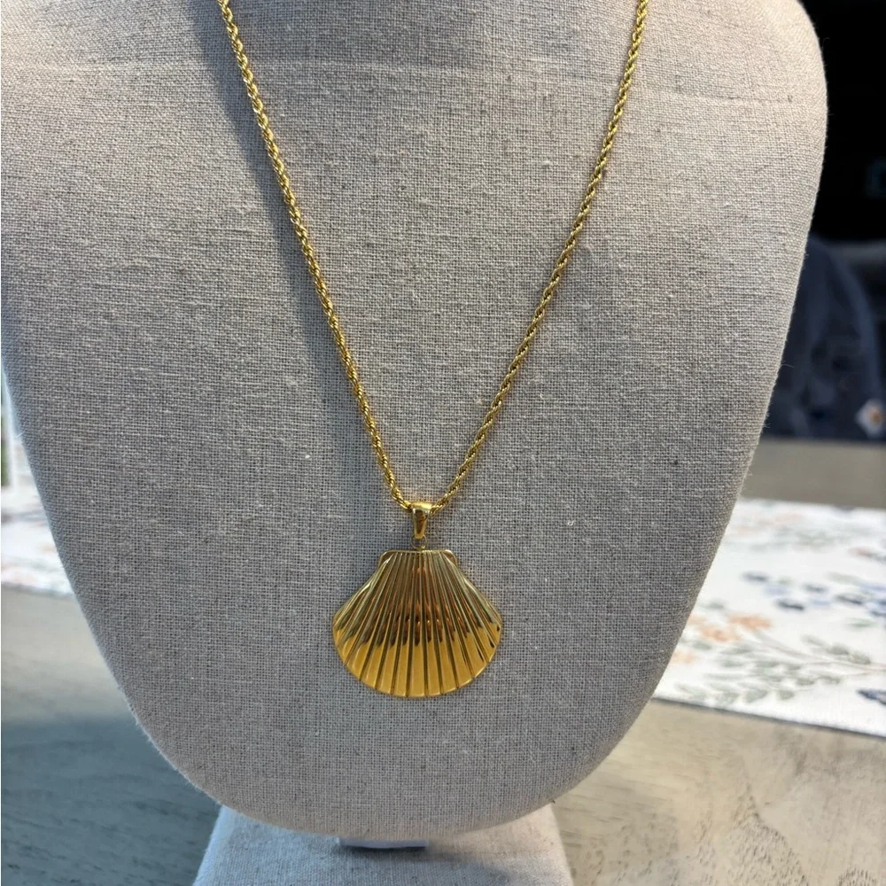 Elegant Gold Shell Necklace - Picture 9 of 10